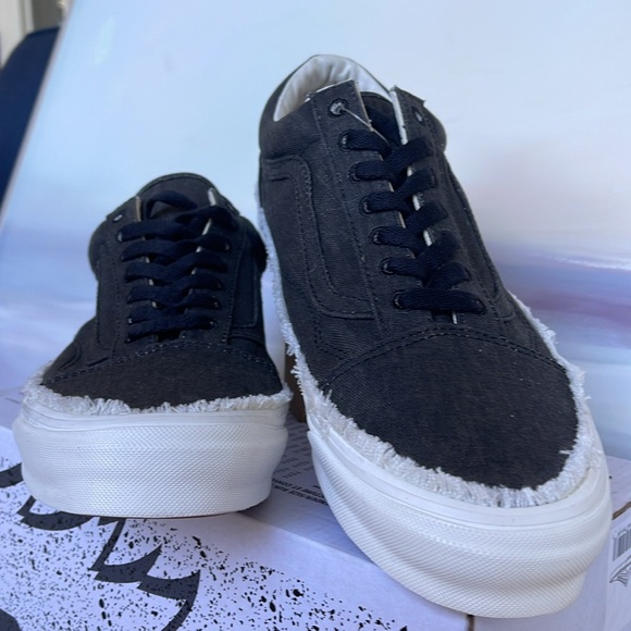 Vans Men’s 0g Old Skool Low
Raw Edge Black
VN0A5FBEBLK
Sneakers - Picture 6 of 16